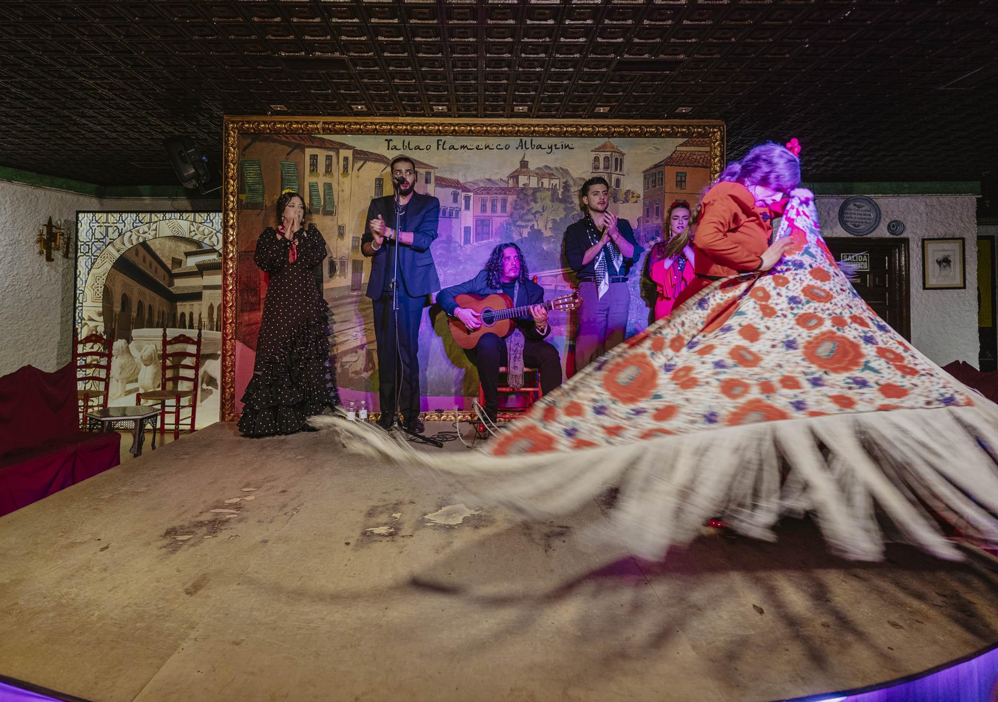 Espectáculo en el tablao flamenco albayzín show con cena degustación menu tapas consumición bebida ruta excursion visita guiada nocturna con guía tour guiado nocturno por el Albayzin y Sacromonte